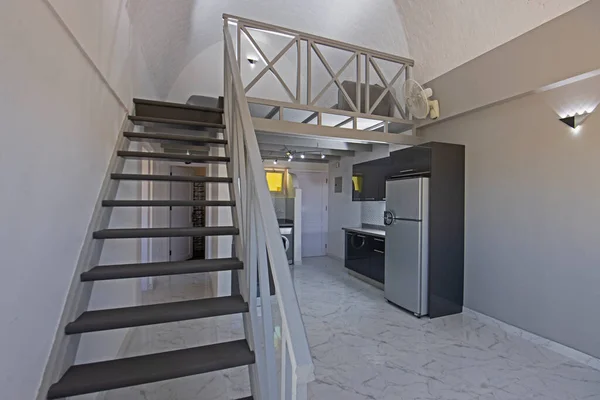 木製の階段と豪華な二重のアパートのショールームで現代的なキッチンや家電を示すインテリアデザインの装飾 — ストック写真