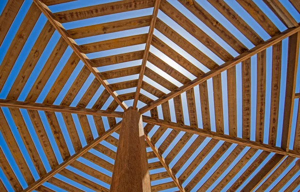 蓝天背景下的大型木制塔架结构 阳光下形成抽象墙纸 — 图库照片