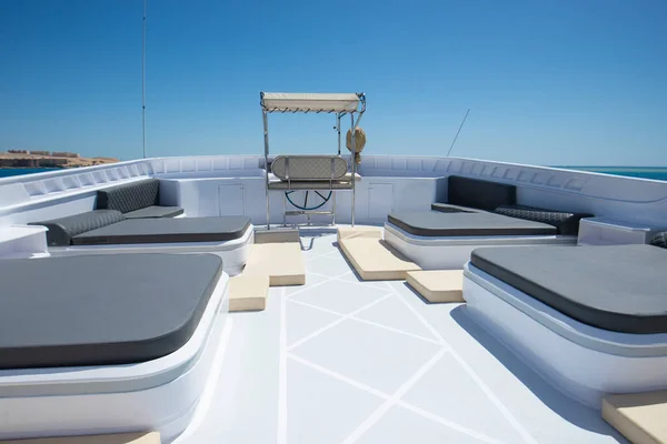 Sundeck Duży Luksusowy Jacht Motorowy Leżakami Tropikalny Widok Morze Tło — Zdjęcie stockowe