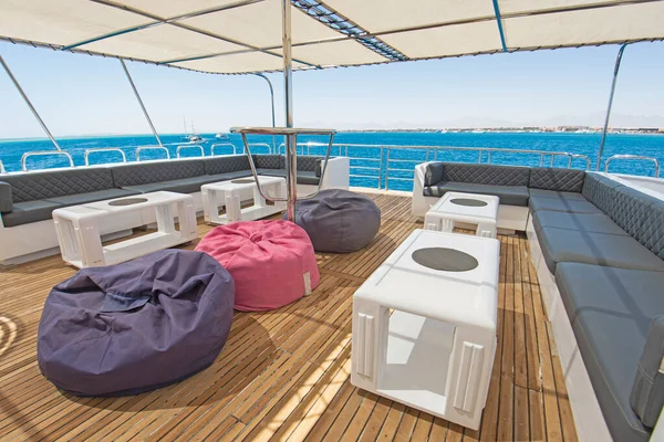 Teak Taras Duży Luksusowy Jacht Motorowy Krzesłami Sofa Stół Tropikalny — Zdjęcie stockowe