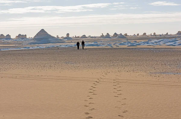 埃及荒芜荒芜的西部白沙漠景观全景 有地质粉笔岩层和两个徒步旅行的人 — 图库照片