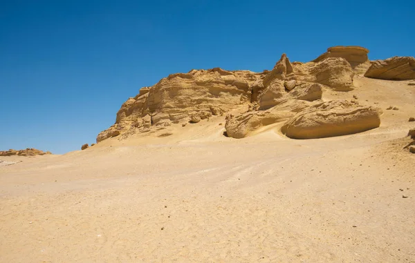 地質山砂岩岩の形成とエジプトの荒涼とした不毛の西部砂漠の風景 — ストック写真