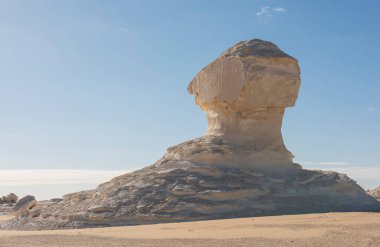 Mısır 'daki ıssız batı beyaz çölünün jeolojik tebeşir kaya oluşumlarıyla manzarası.