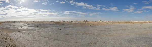 地質チョーク岩の形成とエジプトの荒涼とした不毛の西部の白い砂漠の風景パノラマ風景 — ストック写真