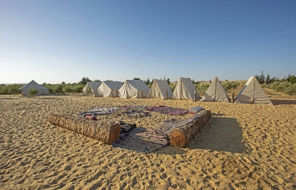 日の出を背景にテントキャンプでエジプト西部の砂漠キャンプ場の風景風景 — ストック写真