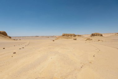 Mısır 'daki ıssız batı çöl vadisinin manzaralı manzarası jeolojik dağ kum taşı oluşumları ve yaya yolu.