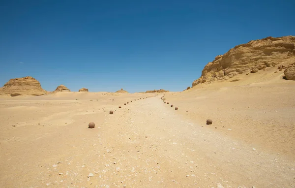 エジプトの荒涼とした砂漠の風景景 地質的な山の砂岩の岩の形成を通って徒歩で — ストック写真