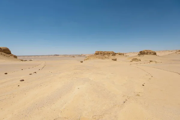 埃及荒芜荒芜西部荒漠带地质山地砂岩岩层和人行横道景观景观 — 图库照片