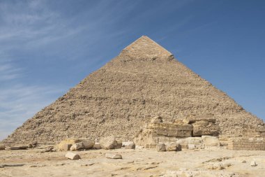 Kahire 'deki Giza Platosu mezarlığındaki büyük taş antik Mısır piramit mezarı.