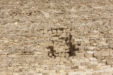 Giriş kapısı Kahire Mısır 'daki antik Mısır taş piramidinin yan duvarında saklı.