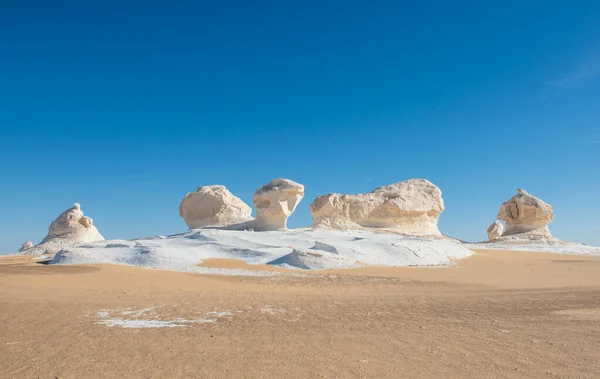 埃及荒芜荒芜的西部白荒漠景观 以地质粉笔岩层为代表 — 图库照片