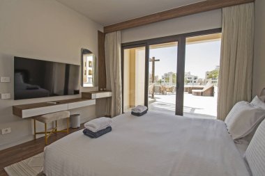 Lüks mobilyaların iç tasarım dekorasyonu ev yatak odasını gösteriyor ve açık balkon balkon alanı olan çift kişilik yatağı gösteriyor.