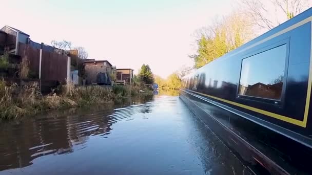 イギリスの水路で英語の田園風景の中を旅する狭いボートからの眺め — ストック動画