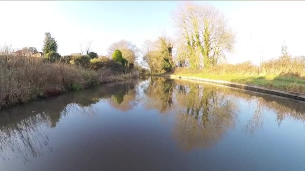 英国水路运河上一条狭窄的船在英国乡村风景中穿梭的风景 — 图库视频影像