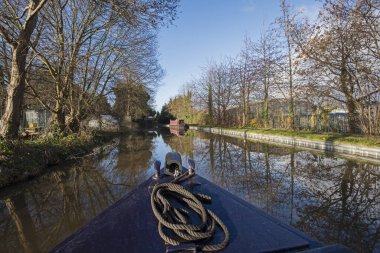 İngiliz kırsal kesiminde İngiliz su yolu kanalında seyahet eden dar bir tekneden görüntü
