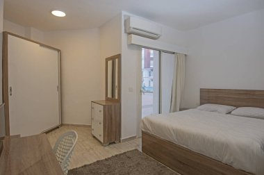 Lüks mobilyaların iç dizayn dekorasyonu ev yatak odasını gösteriyor ve çift kişilik yatak ve balkon.