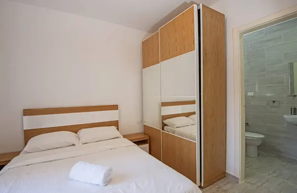 인테리어 디자인 럭셔리 스위트 가구와 침대를 보여주는 — 스톡 사진