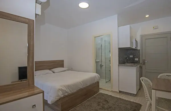디자인 장식을 화실의 아파트 침실에 가구와 침대가 — 스톡 사진