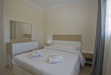 Lüks mobilyaların iç dizayn dekorasyonu ev yatak odasını gösteriyor ve tuvalet masalı çift kişilik yatak.