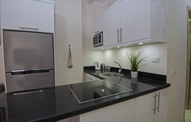 Modern mutfak ve aletleri gösteren iç tasarım dekoru lüks apartman galerisinde kahvaltı barı ile birlikte.