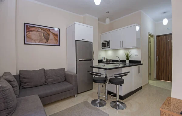 高級アパートのリビングルームラウンジエリアは オープンプランキッチン付きインテリアデザインの家具を示す家を示しています — ストック写真