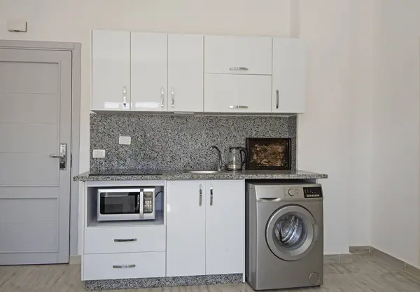 Interieur Inrichting Met Moderne Kleine Keuken Apparatuur Luxe Appartement Showroom — Stockfoto