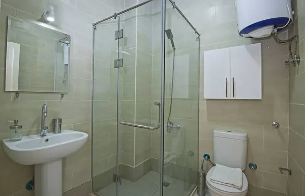 Innengestaltung Eines Luxuriösen Show Home Badezimmers Mit Duschkabine Und Waschbecken — Stockfoto