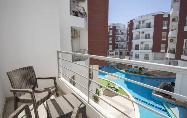 Terrassenmöbel Einer Luxuswohnung Tropischen Resort Mit Möbeln Und Poolblick Vom — Stockfoto