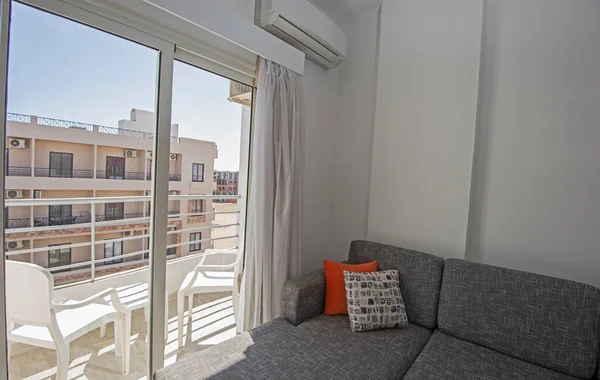 Lüks Apartmandaki Oturma Odası Salonu Tropik Tatil Beldesindeki Balkon Terası - Stok İmaj