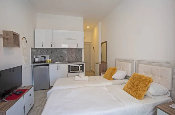 인테리어 디자인 부엌과 가구와 침대를 보여주는 럭셔리 스튜디오 아파트 침실의 스톡 사진