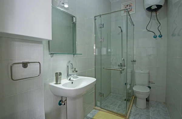 Σχεδιασμό Εσωτερικού Χώρου Πολυτελούς Show Home Bathroom Καμπίνα Ντους Και Εικόνα Αρχείου