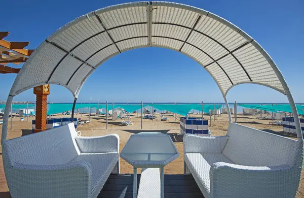 由热带酒店度假胜地海滩 设有日光浴及座位区的海景景观 免版税图库图片