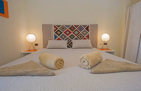 인테리어 디자인 가구와 침대와 가구의 근접을 보여주는 럭셔리 침실의 스톡 이미지
