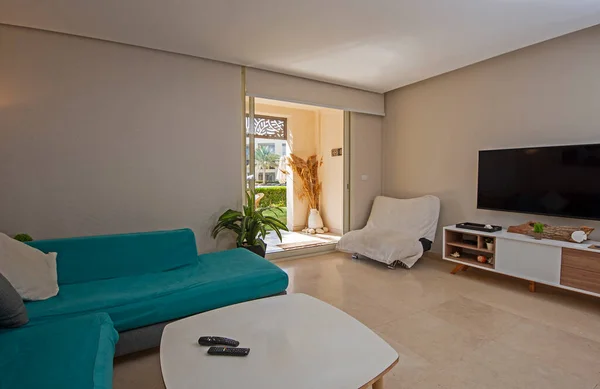 파티오 테라스와 인테리어 디자인 가구를 보여주는 럭셔리 아파트 라운지 — 스톡 사진