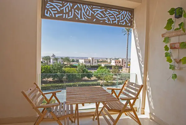Muebles Terraza Apartamento Lujo Complejo Tropical Con Muebles Vistas Jardín Fotos de stock libres de derechos