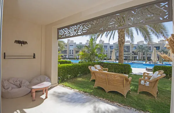 Tuinmeubilair Van Een Luxe Appartement Tropisch Resort Met Meubilair Uitzicht Rechtenvrije Stockfoto's