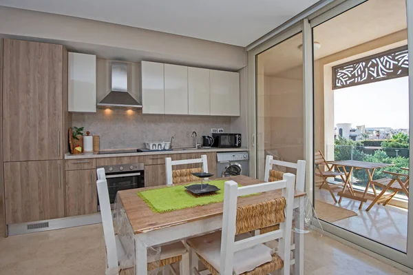 Interieur Inrichting Met Moderne Keuken Apparatuur Luxe Appartement Showroom Met Stockfoto