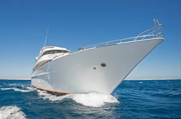 Large Luxury Private Motor Yacht Way Sailing Tropical Sea Bow — Stockfoto