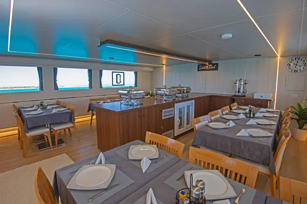 大型豪华游艇上设有自助餐吧的沙龙餐厅室内设计装饰 图库照片