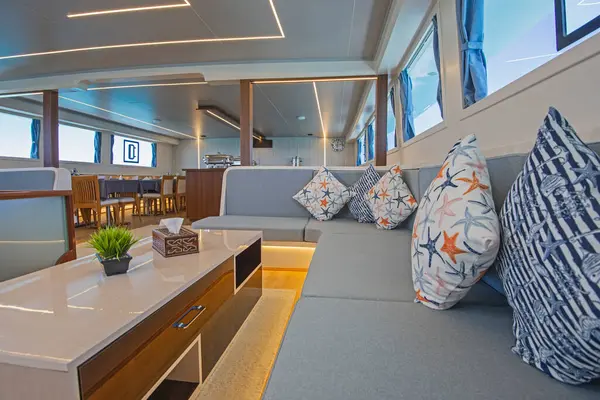 大型豪华游艇沙龙区室内设计装修 图库图片