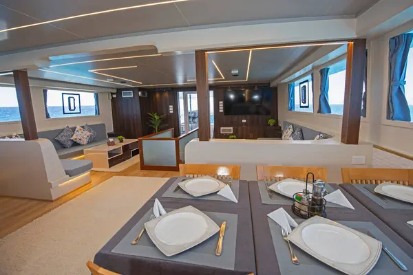 Belsőépítészet Berendezés Dekoráció Szalon Étkező Egy Nagy Luxus Motoros Jacht Jogdíjmentes Stock Fotók