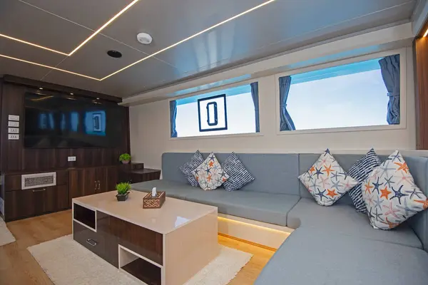 大型豪华游艇沙龙区室内设计装修 免版税图库照片