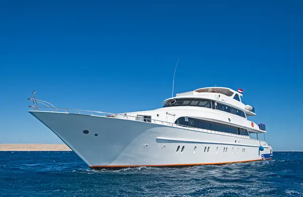 Grande Yacht Motore Privato Lusso Corso Navigazione Sul Mare Tropicale Foto Stock Royalty Free