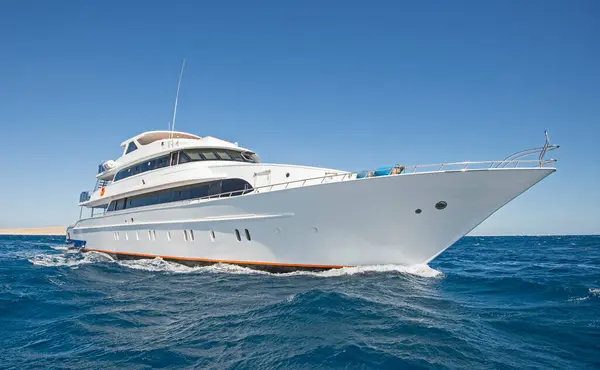 Large Luxury Private Motor Yacht Way Sailing Tropical Sea Bow Fotos De Bancos De Imagens