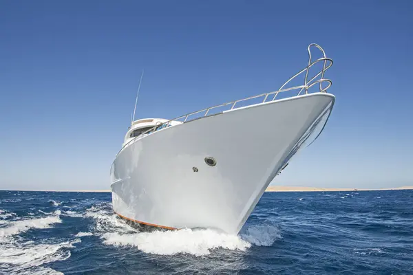 一艘大型豪华私人游艇在热带海上起航 船头波涛汹涌 图库图片