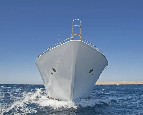 一艘大型豪华私人游艇在热带海上起航 船头波涛汹涌 免版税图库图片
