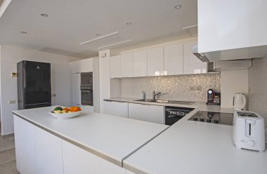 Modern mutfak ve aletleri gösteren iç tasarım dekoru lüks apartman galerisinde kahvaltı barı ile birlikte.