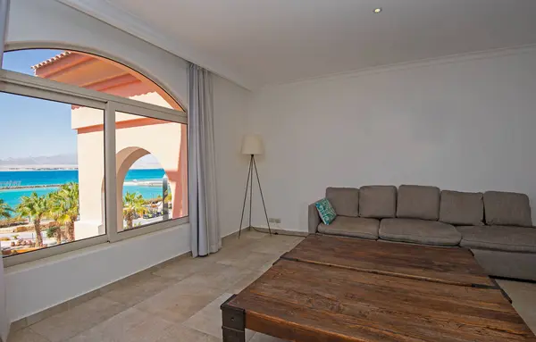 豪华度假公寓的客厅休息区展示了带有热带海景的室内设计装饰 免版税图库照片