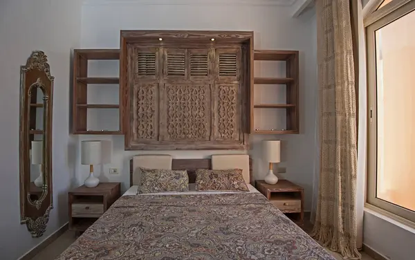 Lüks Mobilyaların Tasarım Dekorasyonu Yatak Odasını Gösteriyor Pencereli Çift Kişilik Stok Resim