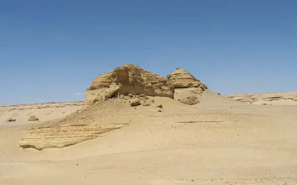 埃及荒芜贫瘠西部沙漠地质山地砂岩岩层景观景观 图库照片